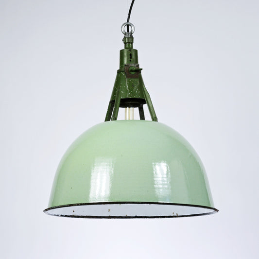 Vintage green enamel shade pendant lamp with aluminum fitter.
Oversized&nbsp;XXL enamel Soviet pendant light with&nbsp;cast aluminum fitter, original e40 light bulb socket.
Lamp shade has green ceramic enamel from outside and white enamel from inside.
This vintage Soviet factory lighting originally were used for 700 W&nbsp;of power.
Lamp can be hung in a threaded 3/4 inch steel rod.
Manufactured in former Soviet Union ( USSR ).